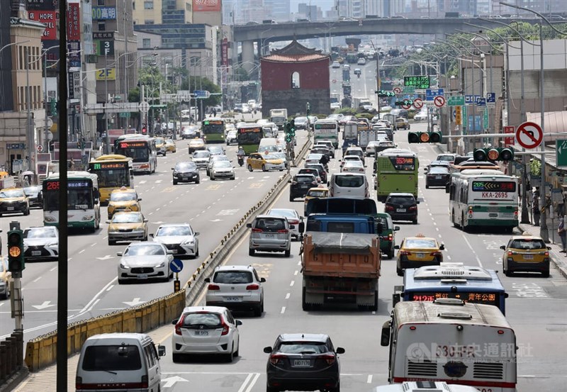 台北市議會交通委員會22日舉行「機車路權」座談會,交通局局長陳學台會中表示,未來禁行機車只會減不會增,已對外委託評估台北車站前忠孝西路開放機車通行的車流量數據報告,預計今年底前進行試辦計畫。中央社記者張皓安攝 111年6月22日