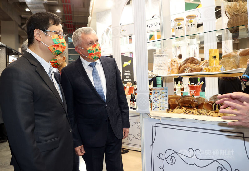 2022台北國際食品展22日在南港展覽館舉行,立陶宛農業部政務次長吉爾卓帝斯(Egidijus Giedraitis)(左2)參觀立陶宛麵粉製成的多種烘焙產品。中央社記者鄭傑文攝 111年6月22日