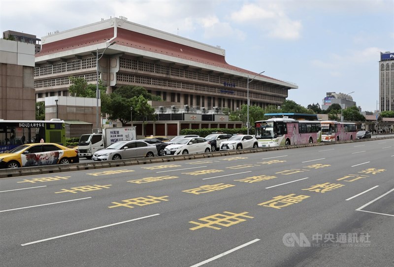 台北車站前忠孝西路禁行機車逾40年,台北市交通局22日表示,北市未來禁行機車只減不增,已委託招標研究單位進行軟體模擬車流量,估12月有初步成果,年底前試辦機車通行。中央社記者張皓安攝 111年6月22日