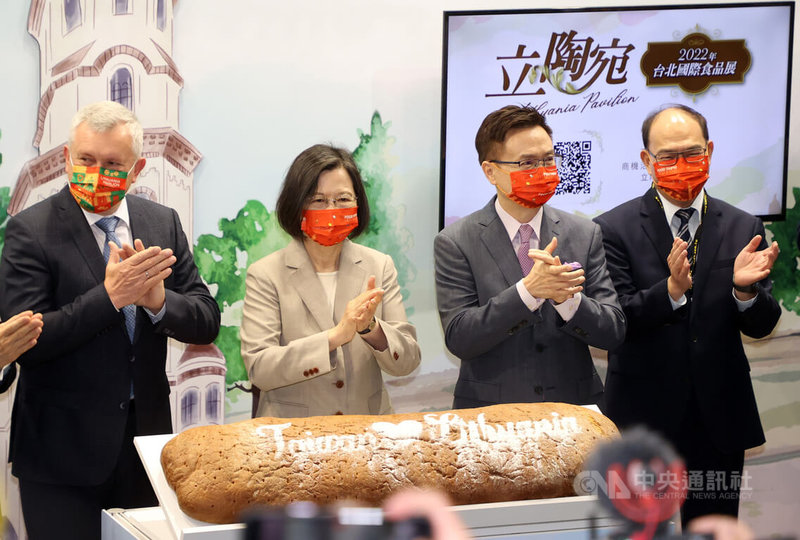 2022台北國際食品展22日起在南港展覽館熱鬧登場,總統蔡英文(左2)親自到場參觀立陶宛館,與外貿協會董事長黃志芳(右2)、立陶宛農業部政務次長吉爾卓帝斯(Egidijus Giedraitis)(左)等人合影。中央社記者鄭傑文攝 111年6月22日
