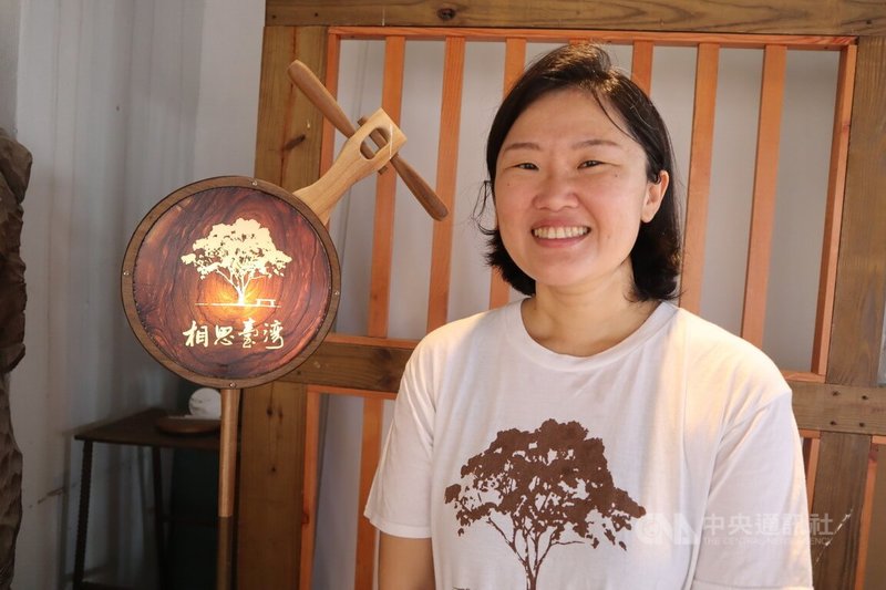 花蓮藝術工作者合作創立「相思台灣」藝術品牌,以國產材為主,製作各式桌椅,品牌圖案設計者郭嘉吟(圖)說,在相思樹下放上一張條凳,傳達與人連結的訴求。中央社記者李先鳳攝 111年6月22日