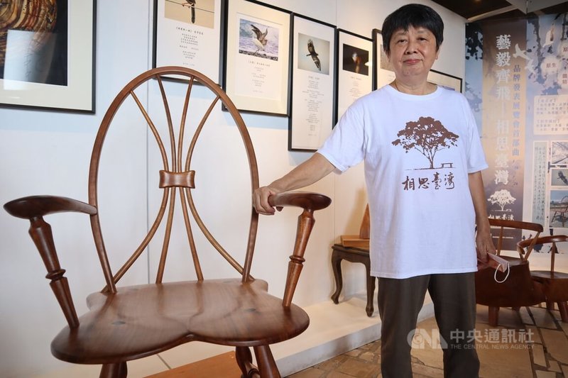 花蓮藝術工作者合作創立「相思台灣」藝術品牌，以國產材為主，製作各式桌椅，申請註冊商標的負責人林滿津（圖）介紹一張新創作的相思木椅子，她說，相思木「硬、韌、暖」符合台灣人的特質。中央社記者李先鳳攝  111年6月22日