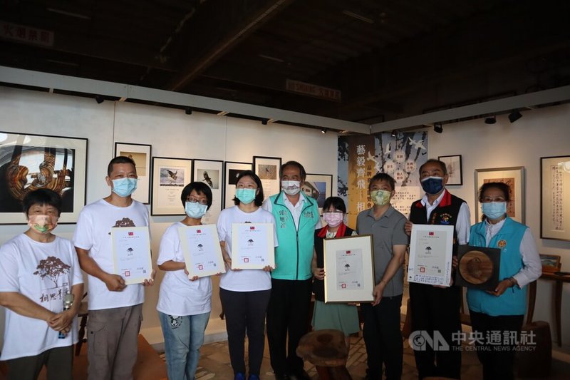 花蓮藝術工作者合作創立「相思台灣」藝術品牌,獲得經濟部智慧財產局核發商標註冊證,22日在維納斯藝廊舉行品牌發表記者會。中央社記者李先鳳攝 111年6月22日