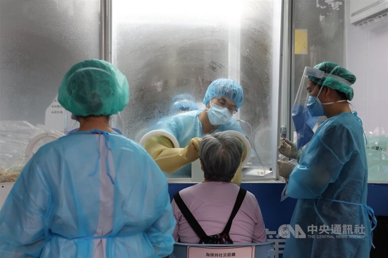 圖為15日上午台北市台大醫院篩檢站，提供快篩陽性民眾前往PCR採檢。（中央社檔案照片）