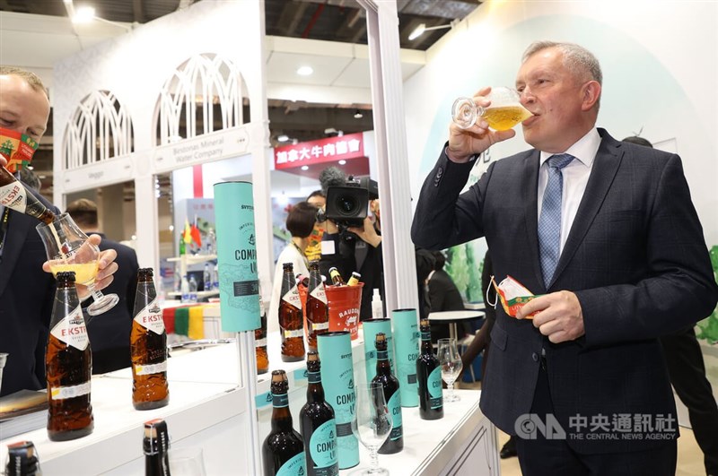 2022台北國際食品展覽會22日起在南港展覽館開幕,來台訪問的立陶宛農業部政務次長吉爾卓帝斯(Egidijus Giedraitis)(左)也到場參觀立陶宛館,現場品嚐立陶宛精釀啤酒。中央社記者鄭傑文攝 111年6月22日