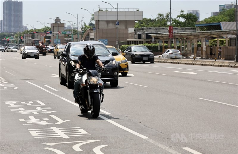 台北車站前忠孝西路禁行機車逾40年,台北市交通局22日允諾年底前試辦機車行駛。中央社記者張皓安攝 111年6月22日