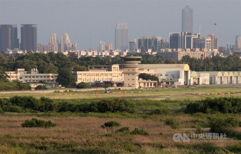 一架海軍S-70C反潛直升機22日下午在高雄左營反潛飛行大隊基地訓練時,在營區墜毀,機上4人受傷送醫。圖中紅圈處為墜毀直升機機體。中央社記者董俊志攝 111年6月22日