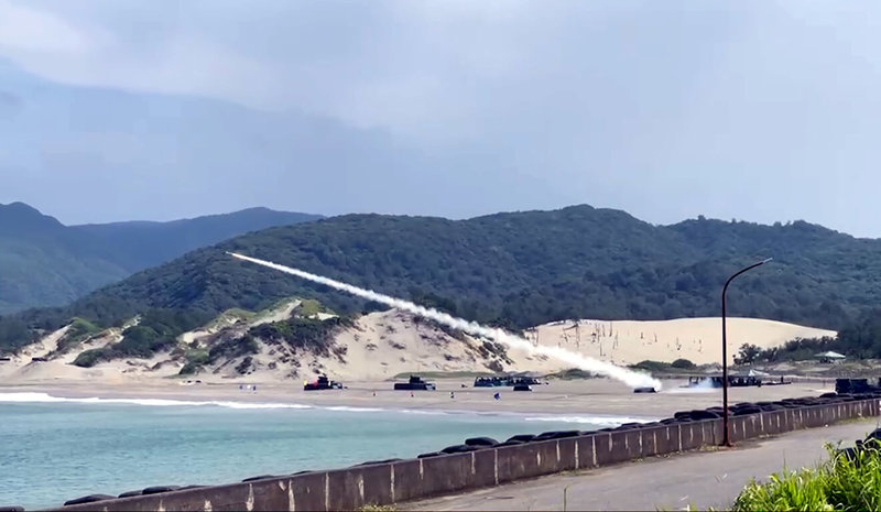 國軍近日在屏東海邊實施實彈演練,有民眾目睹復仇者短程飛彈從沙灘上往海面發射後,在天際間劃出一條白白長煙,接著擊中目標,表示震撼、過癮,看到擊中目標瞬間很感動。(李姓民眾提供)中央社記者盧太城台東傳真 111年6月22日