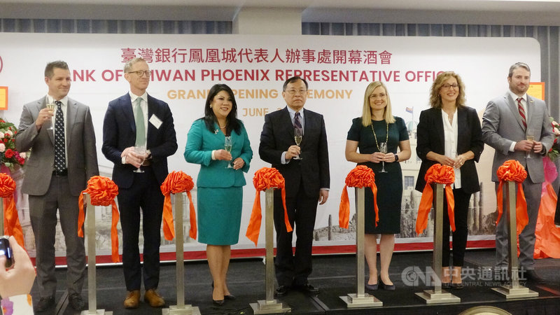 台灣銀行董事長呂桔誠(中)21日主持鳳凰城辦事處開幕儀式。左起為大鳳凰城商會主席卡馬丘、美國在台協會商務組長歐德瑞、亞利桑那州主計長余艷芬、呂桔誠、鳳凰城市長加勒戈、亞利桑那州商務廳長華森、已故聯邦參議員麥侃的兒子傑克.麥侃。中央社記者林宏翰鳳凰城攝 111年6月22日