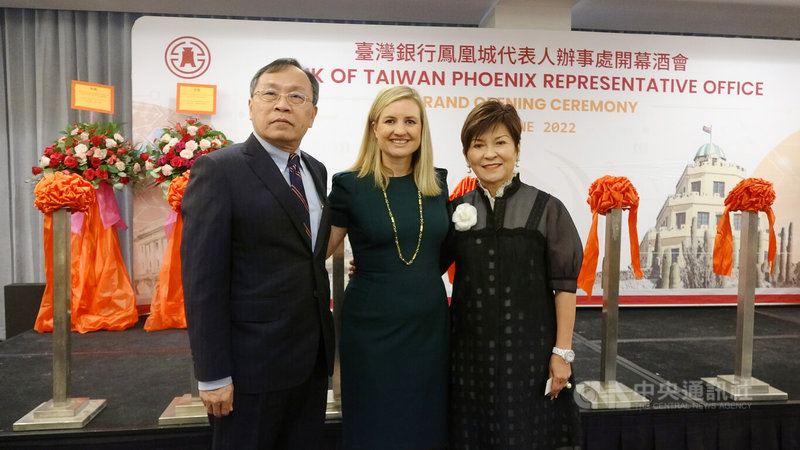 鳳凰城資深僑領、潤泰集團總裁尹衍樑的二姊尹衍桓(右)21日出席台灣銀行鳳凰城辦事處開幕典禮。與台銀董事長呂桔誠(左)、鳳凰城市長加勒戈(中)合影。中央社記者林宏翰鳳凰城攝 111年6月22日
