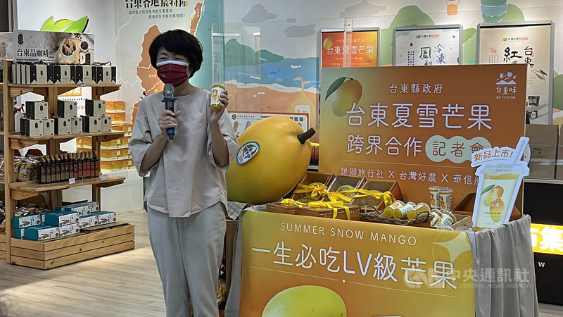台東夏雪芒果今年產量僅往年3成,恐沒有多餘鮮果銷售到港澳,台東縣長饒慶鈴(圖)向港澳消費者說「歹勢啦」。中央社記者盧太城台東攝 111年6月22日