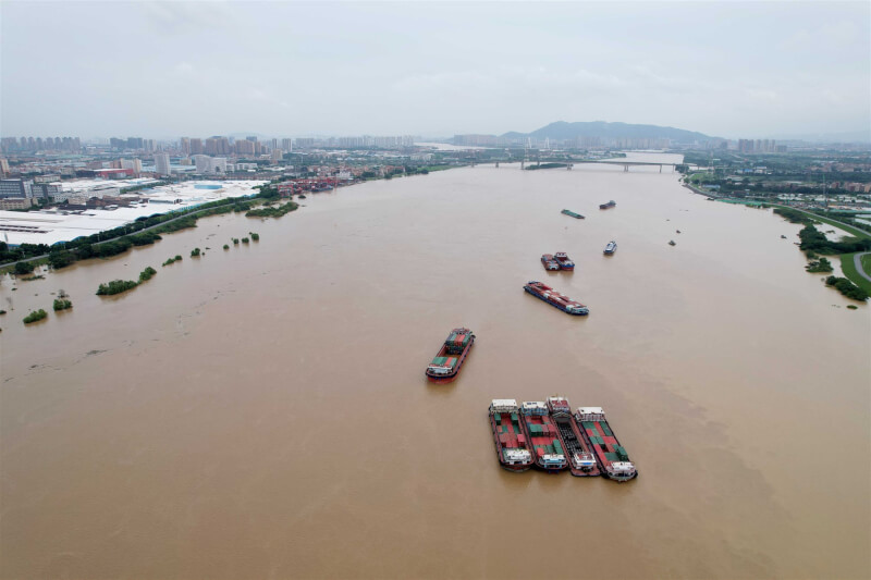中國廣東省連日來暴雨造成珠江流域多條河流發生洪水，官方已啟動一級防汛應急響應。圖為21日廣東佛山市紫南村段江面洪水。（中新社）