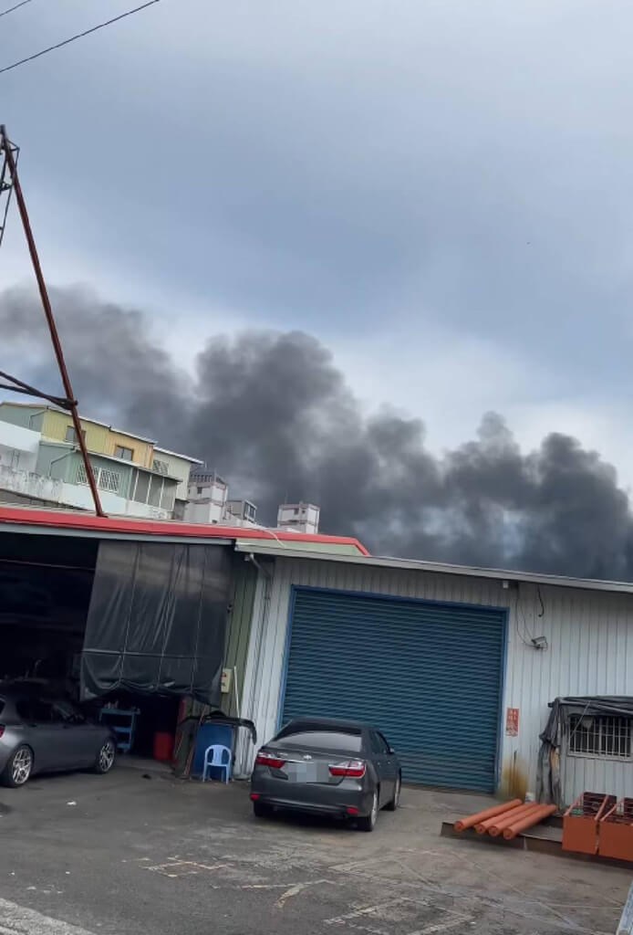 海軍1架S-70C反潛直升機22日疑因裝備故障,在高雄左營基地跑道墜毀,造成機上4人受傷送醫。有民眾拍下飛機墜毀後冒出大量濃煙。(民眾提供)中央社記者洪學廣傳真 111年6月22日