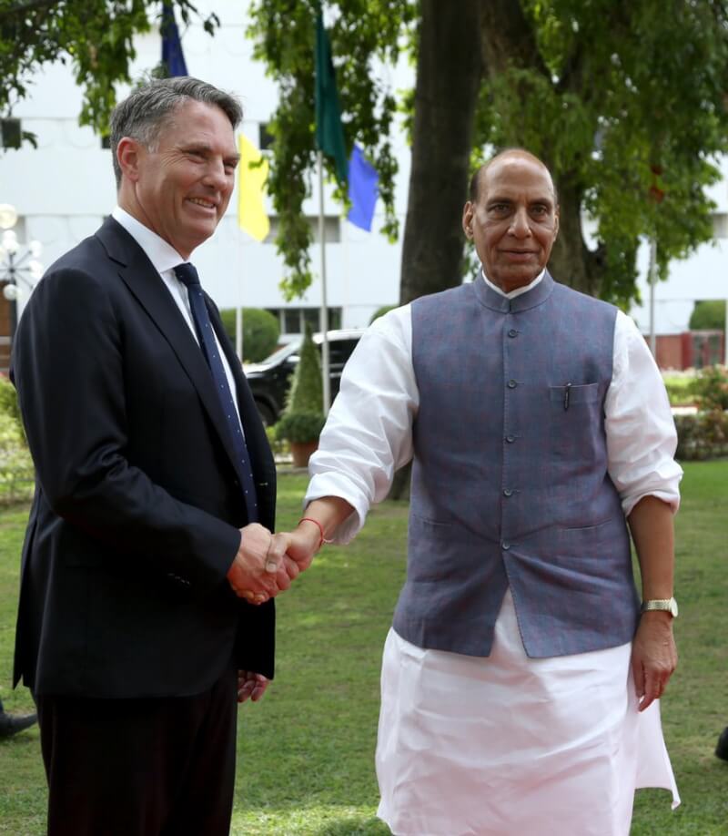 印度國防部長辛赫（右）與澳洲國防部長馬勒斯（左）22日在新德里舉行雙邊會議。（圖取自twitter.com/rajnathsingh）