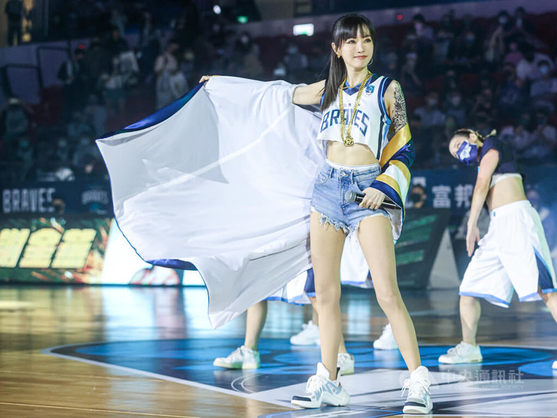 台灣職籃聯盟P. LEAGUE+(簡稱PLG)總冠軍系列賽第3戰23日在台北和平籃球館開打,歌手謝金燕(前)在賽前演出,帶來多首歌曲,炒熱現場氣氛。中央社記者鄭清元攝 111年6月23日