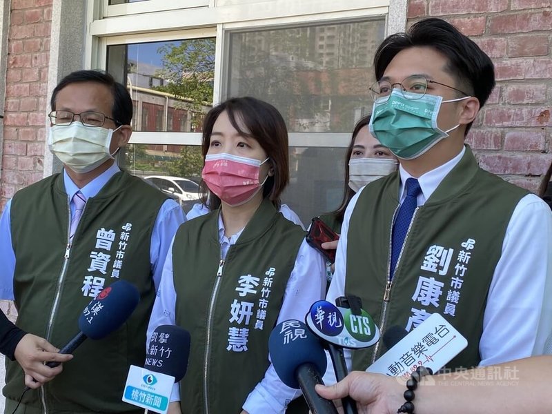 民眾黨批評新竹市長、副市長雙雙辭職投入選戰;對此,民進黨新竹市議會黨團總召李妍慧(中)受訪時說,為延續執政成果,透過交棒給合適人選,讓理念與成果延續,才是「責任政治」的承擔。中央社記者郭宣彣攝 111年6月23日