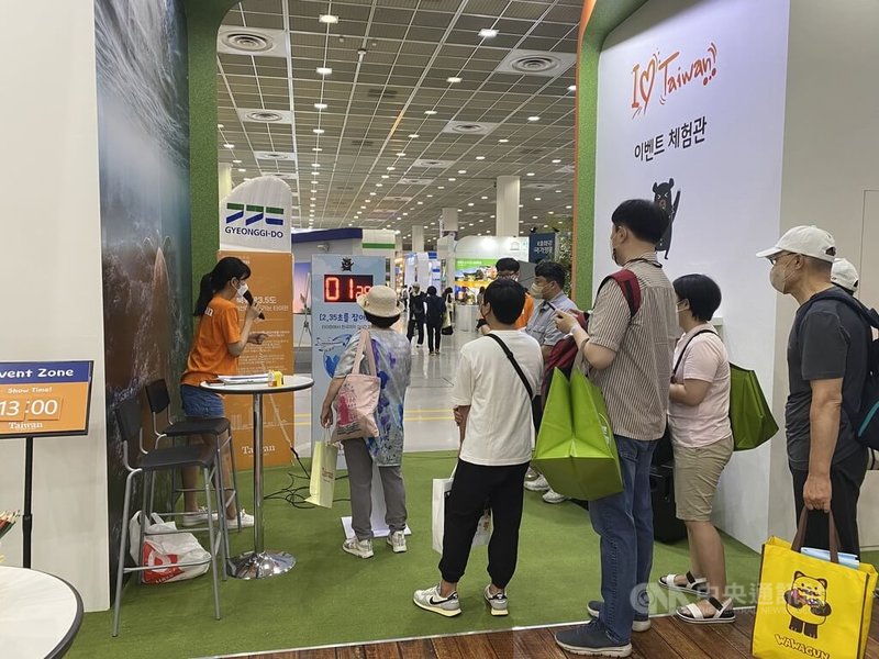 首爾國際觀光博覽會23日至26日舉行,台灣館23日舉辦活動吸引韓國民眾排隊參與。中央社記者廖禹揚首爾攝 111年6月23日