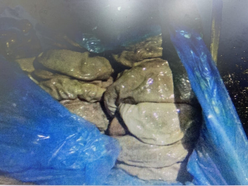 一艘中國籍漁船22日下午被台灣漁民發現闖入苗栗外海,台中海巡隊獲報後,立即派遣巡防艇前往現場,經登船檢查,查獲20噸豬肉製品。(台中海巡隊提供)中央社記者蘇木春傳真 111年6月23日