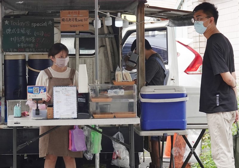 零售、餐飲業受疫情影響，5月營業額分別月減7%、7.4%。圖為台北南港展覽館周邊攤販。（中央社檔案照片）