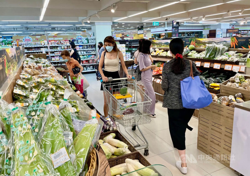 受到糧食及電力、天然氣等價格上漲影響，新加坡5月核心通貨膨脹率升至3.6%。圖為民眾在當地一家超市選購蔬菜。中央社記者侯姿瑩新加坡攝  111年6月23日
