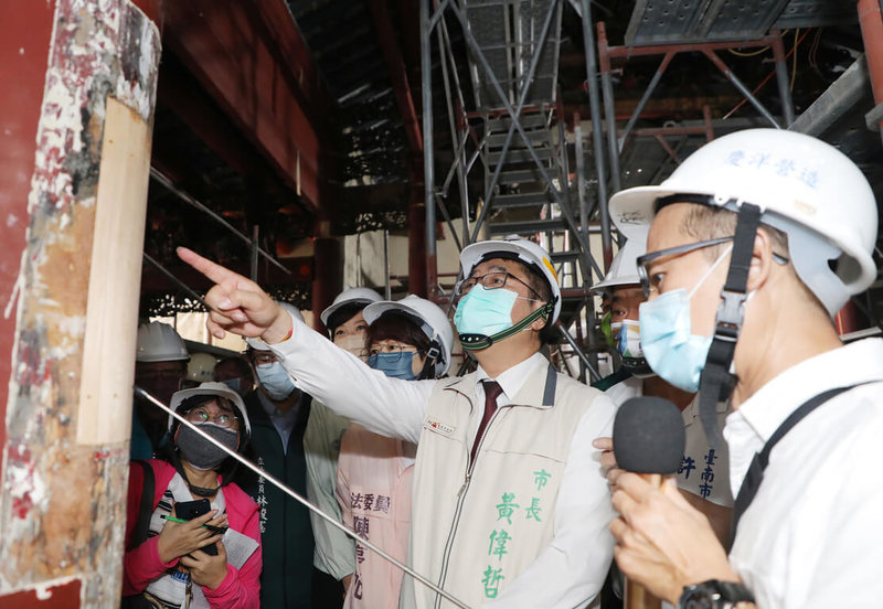 台南市長黃偉哲(前右2)23日上午前往國定古蹟「台南三山國王廟」修復工程工區現場,視察修復情形並聽取建築師摘要報告,了解工程進度。(台南市政府提供)中央社記者楊思瑞台南傳真 111年6月23日