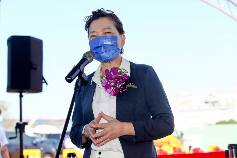 電價是否調漲備受關注,經濟部長王美花23日上午出席活動時受訪表示,將考慮燃料成本、中油台電財務壓力與物價穩定等;不過她也強調,全世界電價都在漲,台灣電價在全世界非常低,「我們只是要就整個方向做合理反映」,最終將交由27日電價審議委員會拍板。中央社記者王騰毅攝 111年6月23日