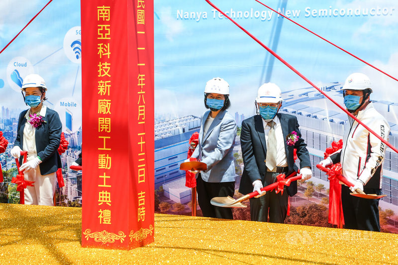 總統蔡英文(右3)23日上午出席「南亞科技新廠開工動土典禮」,與台塑集團總裁王文淵(右2)、新北市長侯友宜(右1)、經濟部長王美花(左1)等一同進行祝禱及開工動土儀式。中央社記者王騰毅攝 111年6月23日