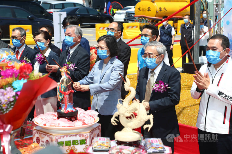 總統蔡英文(前右3)23日上午出席「南亞科技新廠開工動土典禮」,包括台塑集團總裁王文淵(前右2)、新北市長侯友宜(前右1)、南亞科技董事長吳嘉昭(前左1)、經濟部長王美花(前左2)及行政院副院長沈榮津(前左3)等人也都出席,祈求工程圓滿順利。中央社記者王騰毅攝 111年6月23日