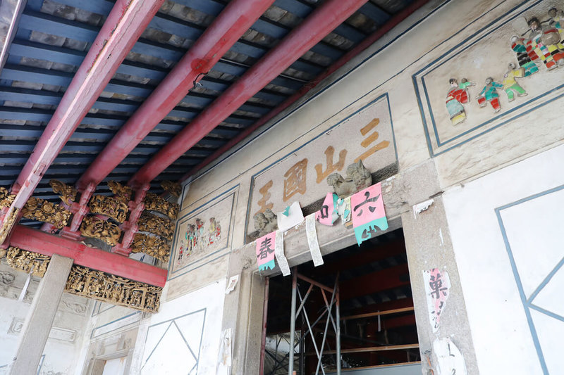 國定古蹟「台南三山國王廟」曾於1996年修復，迄今已逾25年，因木棟架、壁體、屋面、剪粘等出現相當程度劣化損壞，這次修復工程採最小規模解體、最大限度保留方式施工。（台南市政府提供）中央社記者楊思瑞台南傳真  111年6月23日