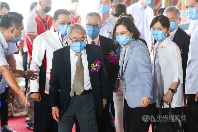 台塑集團旗下DRAM廠南亞科規劃投資新台幣3000億元,興建一座雙層無塵室新廠,23日上午舉行開工動土典禮,總統蔡英文(前右3)、台塑集團總裁王文淵(前左2)等人出席見證。中央社記者王騰毅攝 111年6月23日