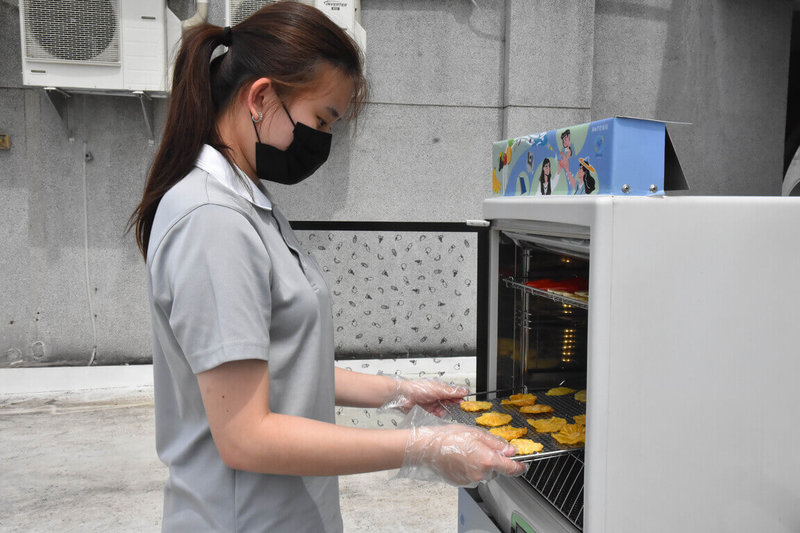 慈濟科技大學印尼國際專班學生，研發將食物烘乾的太陽熱能乾燥機，可有效提升乾燥效率、降低加工成本。（慈科大提供）中央社記者張祈傳真  111年6月23日