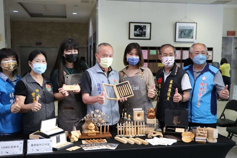 「2022苗栗山釀浪漫音樂祭」將於7月15、16日在竹南運動公園登場,活動結合在地青年品牌「菁市集」,苗栗縣長徐耀昌(中)23日出席宣傳記者會表示,期待透過音樂演出與創意市集等活動,展現苗栗山城的熱情與活力。(苗栗縣政府提供)中央社記者管瑞平傳真 111年6月23日