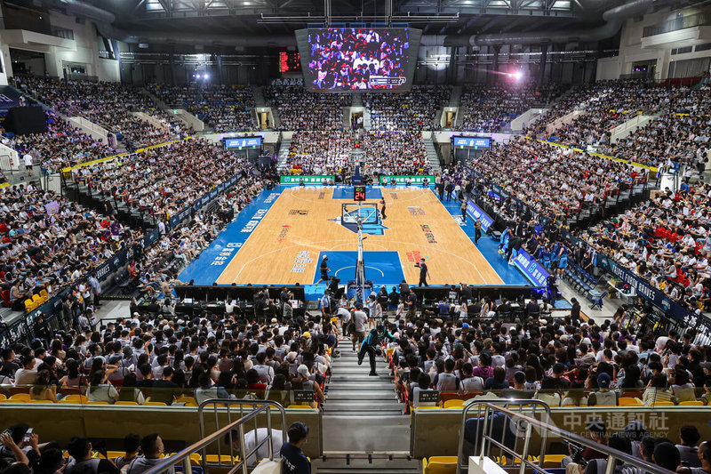 台灣職業籃球聯盟P. LEAGUE+(簡稱PLG)總冠軍系列賽第3戰23日在台北和平籃球館登場,眾多球迷買票進場觀賽,擠滿籃球館。中央社記者鄭清元攝 111年6月23日