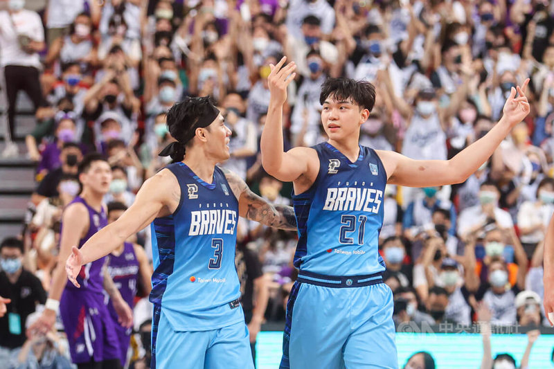 台灣職籃聯盟P. LEAGUE+(簡稱PLG)總冠軍系列賽第3戰23日在台北和平籃球館舉行,台北富邦勇士以116比101擊退新竹街口攻城獅,勇士球員張宗憲(左)與曾祥鈞(右)在得分後一同歡呼,露出開心神情。中央社記者鄭清元攝 111年6月23日