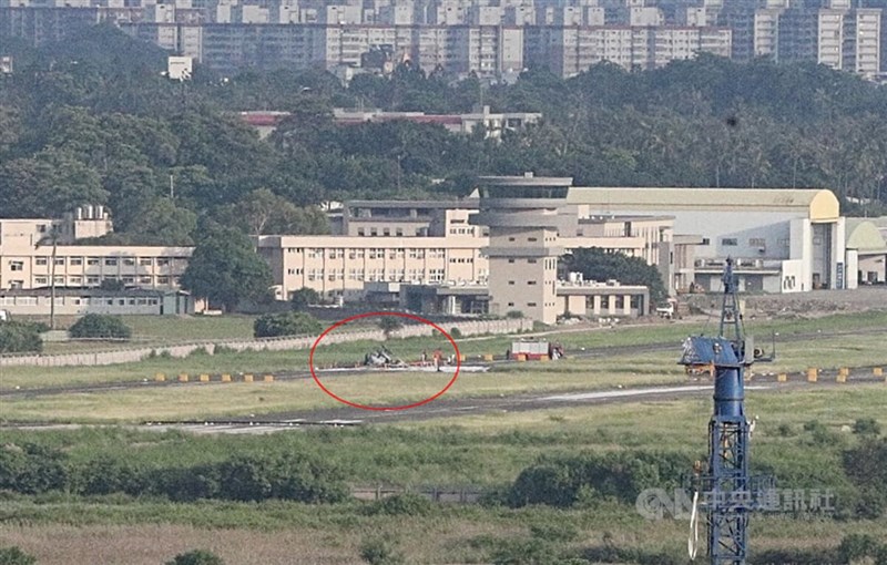 海軍1架S-70C 22日在左營神鷹基地重落地，造成4人受傷。圖中紅圈處為直升機墜毀處。中央社記者董俊志攝 111年6月22日