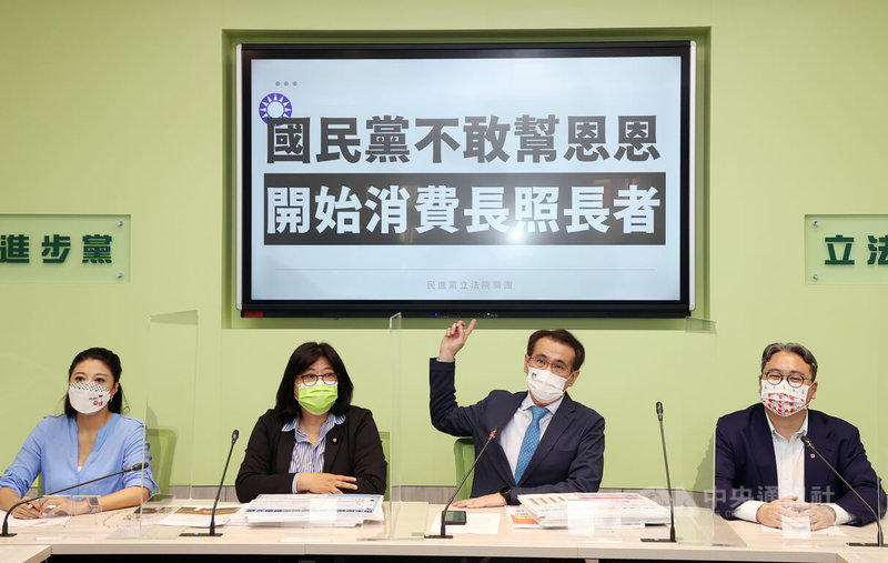 民進黨團幹事長鄭運鵬(右2)等人23日召開輿情回應記者會,對於國民黨團質疑長照機構醫藥指引慢半拍,多少人枉死,鄭運鵬說,國民黨是看到新北市「恩恩」事件講不下去,轉移焦點消費長照機構長者。希望國民黨能科學一點、有醫學常識,不要自己當醫生。中央社記者鄭傑文攝 111年6月23日