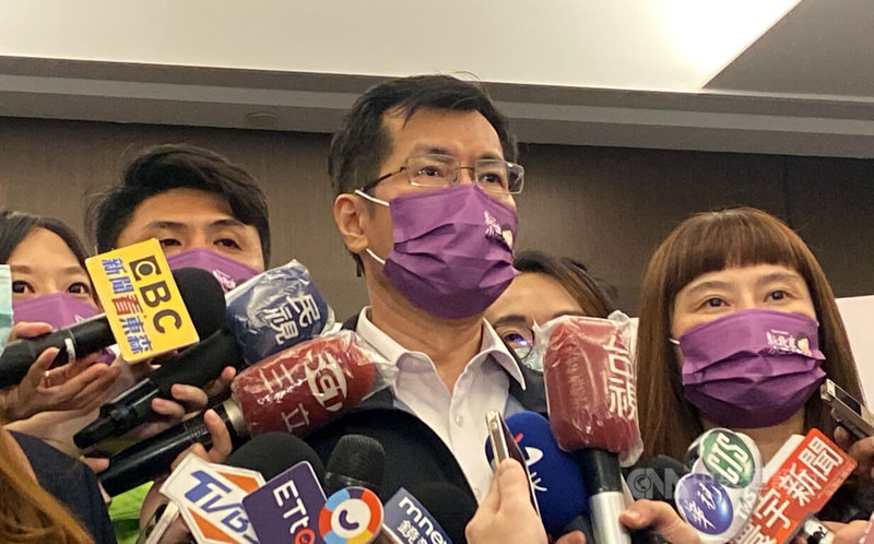 民主進步黨籍立法委員羅致政(前中)23日接受聯訪表示,新北市長選舉,團結合作一定有勝選機會。任何從政黨員若被徵召參選,是責任也是榮譽,更是要完成的使命。中央社記者黃旭昇新北攝 111年6月23日