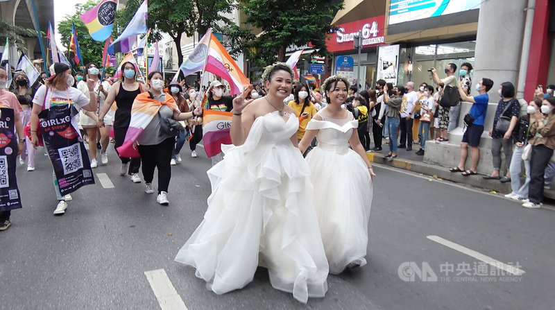 泰國LGBT團體在6月5日舉行同志驕傲大遊行,性別平權人士沃拉婉(左)和安堤查(右)身穿白紗,高喊要婚姻平權。中央社記者呂欣憓曼谷攝 111年6月23日