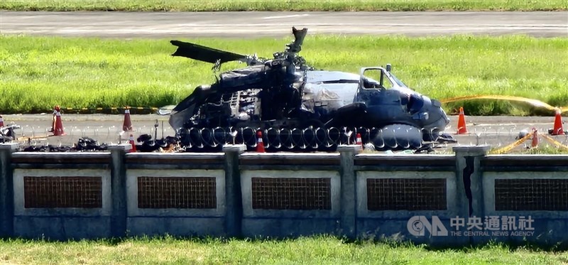 一架海軍S-70C反潛直升機22日下午於高雄左營反潛飛行大隊基地訓練時,在營區墜毀,23日反潛機還躺在海軍神鷹基地跑道上,四周拉起封鎖線。中央社記者董俊志攝 111年6月23日