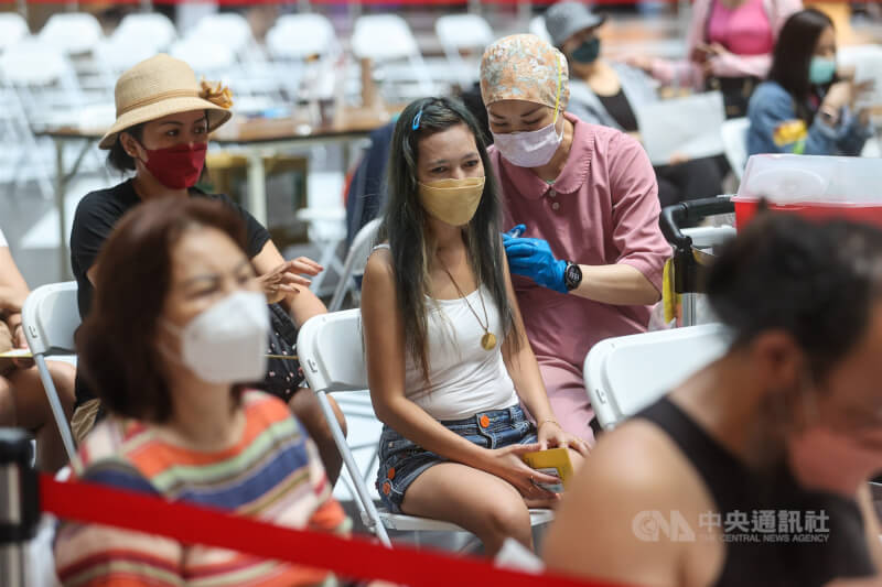 圖為民眾在台北車站施打疫苗。（中央社檔案照片）