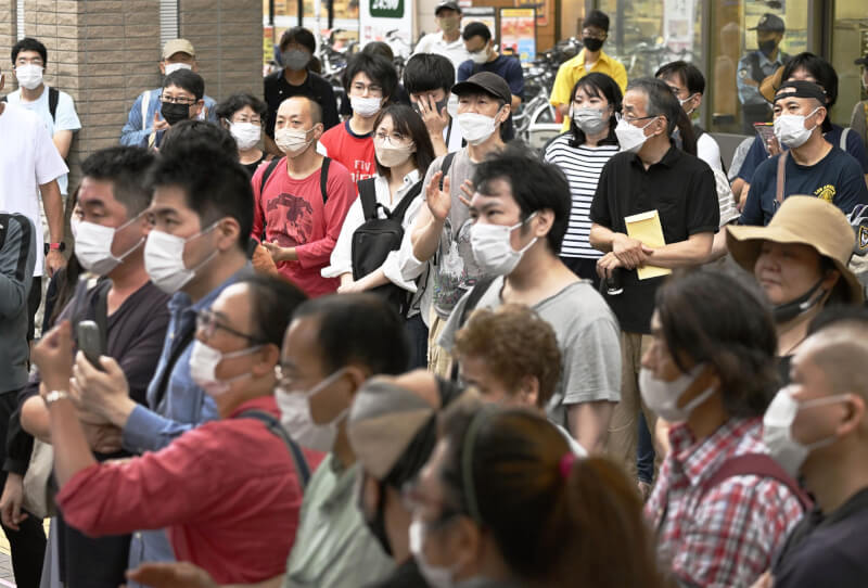 日本東京23日新增2413例COVID-19確診病例，連續6天高於上週同日。圖為22日東京選民在街頭聆聽市議員演說。（共同社）