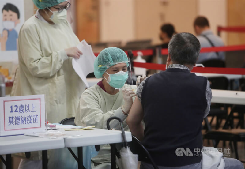 圖為亞東醫院醫護人員替民眾施打疫苗。（中央社檔案照片）