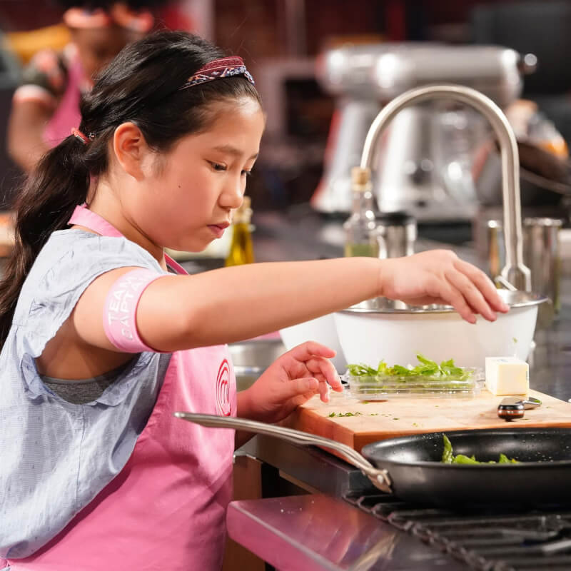 台裔10歲女孩小廚神莉亞（Liya）在「小小頂級廚師美國版」第8季表現出色，一路挺進最終決賽。（圖取自twitter.com/MasterChefJrFOX）