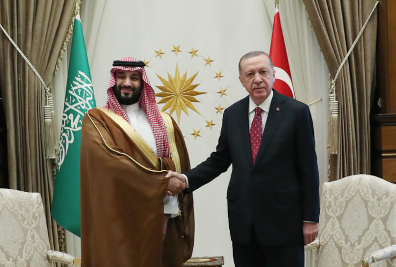 沙國王儲穆罕默德．沙爾曼（左）22日訪問土耳其，並和土國總統艾爾段（右）會談。（圖取自土耳其總統府網頁tccb.gov.tr）