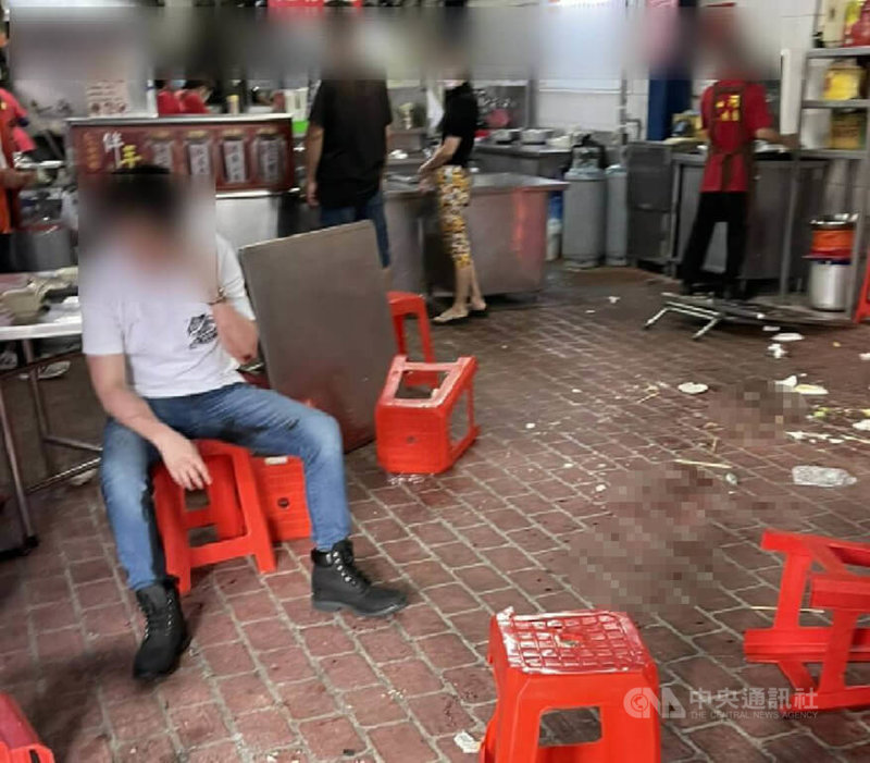 台中市第二市場23日清晨疑有多名顧客因點餐糾紛爆發肢體衝突，警消獲報到場，協助受傷的5人送醫救治，其中1人命危。（翻攝照片）中央社記者蘇木春傳真  111年6月23日