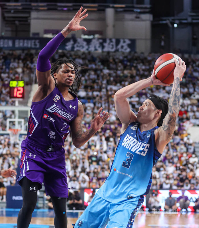 台灣職籃聯盟P. LEAGUE+(簡稱PLG)總冠軍系列賽第3戰23日在台北和平籃球館舉行,台北富邦勇士球員張宗憲(右)攻下20分,幫助球隊以116比101擊敗新竹街口攻城獅。中央社記者鄭清元攝 111年6月23日