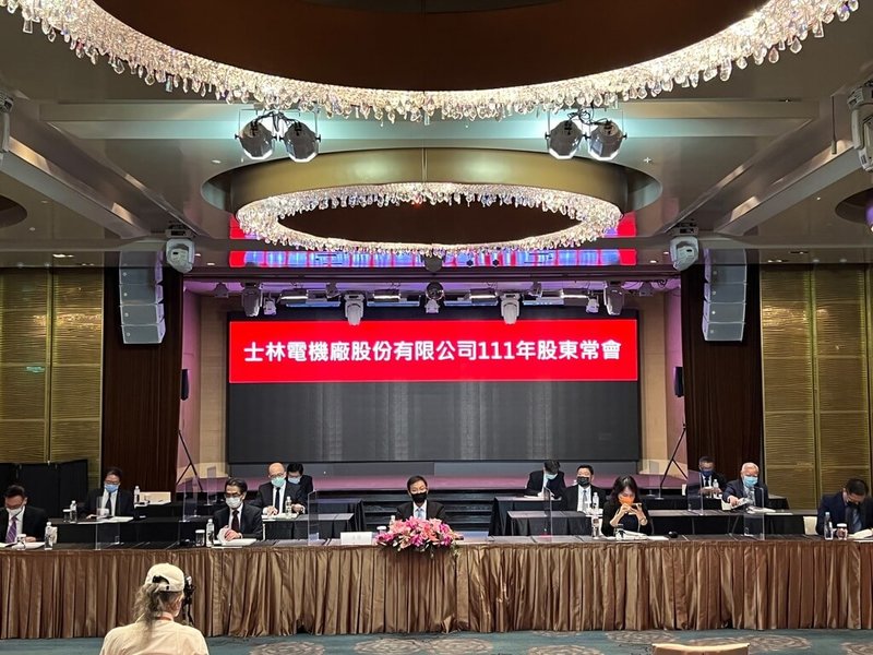 士林電機24日上午舉行股東常會，總經理暨常務董事謝漢章（中）表示，公司到2024年都將持續在越南及海外擴廠。（士電提供）中央社記者鍾榮峰傳真 111年6月24日