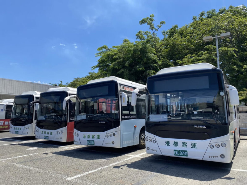 高雄市現有195輛電動公車,占全市公車總數19.5%;獲交通部示範型計畫評比第一名,補助購買28輛電動公車;加上110年底交通部核定補助購買26輛電動公車陸續交車,預計年底有54輛新電動公車領牌加入服務;屆時高雄市電動公車達249輛,占比持續維持全國第一。(高市交通局提供)中央社記者洪學廣傳真 111年6月24日