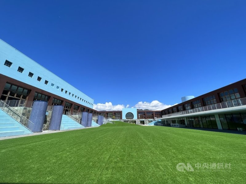 國立台灣史前文化博物館閉館2年再造,工程陸續完工,中庭原是一塊開放空間的空地,現在改鋪人工草皮,希望廣場色彩更亮麗、功能更活用。中央社記者盧太城台東攝 111年6月24日