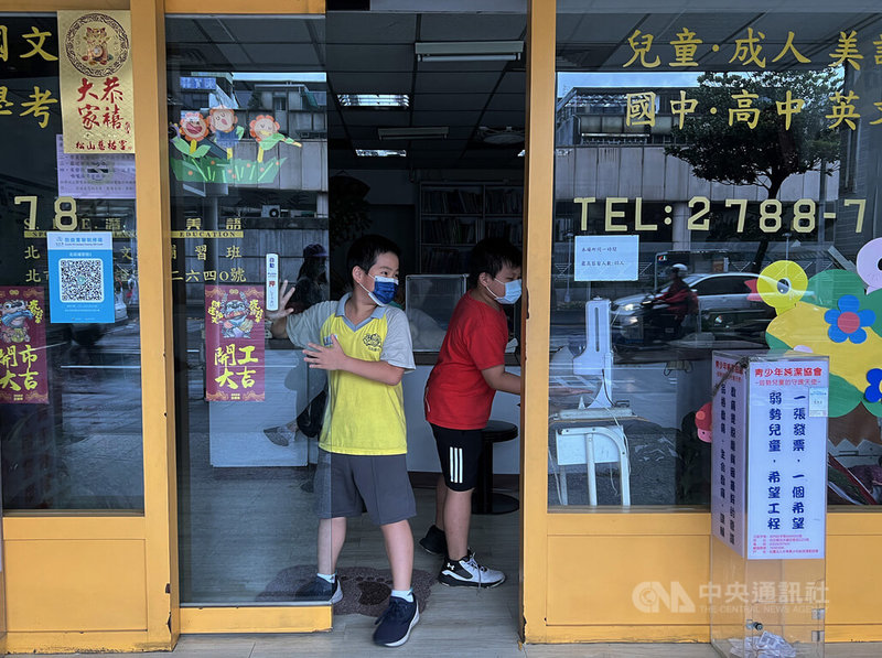 台北市南港區24日發生停電狀況,台電指出,下午3時47分因饋線跳脫,造成忠孝東路6段、昆陽街、南港路3段、市民大道7段附近共265戶停電,事故原因待查。圖為忠孝東路6段一家安親班因停電影響,自動門只能改由手動開啟。中央社記者鄭傑文攝 111年6月24日